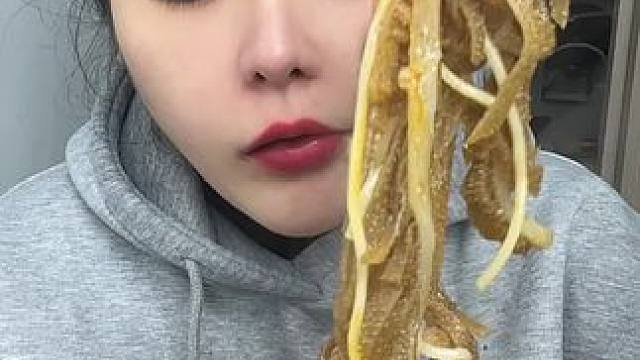 #谁懂这个视频对吃货的杀伤力 #深夜放毒系列之让你饿的睡不着 #不敢想象这一口多好吃 #一吃一个不吱