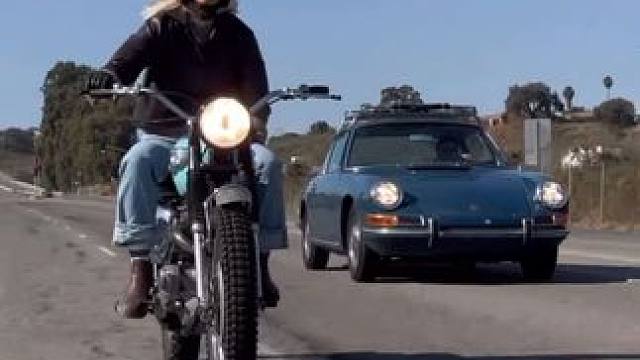 她骑车，他陪着，1964 Triumph 和 1967 Porsche，完美伴侣
#老车 #复古机车