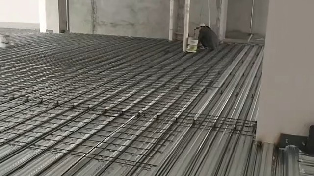 大型厂房隔层:钢结构，钢混现浇施工中