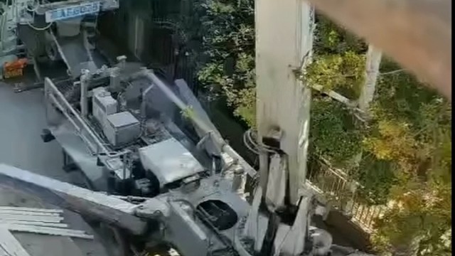 别墅主体喜封金顶，混凝土浇筑施工中