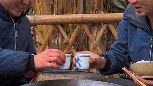 哥俩就喜欢这样一锅炖，鳝鱼炖猪脚，天冷吃真是爽！ #农村美食 #大山里的味道 #春天的美食来自田野