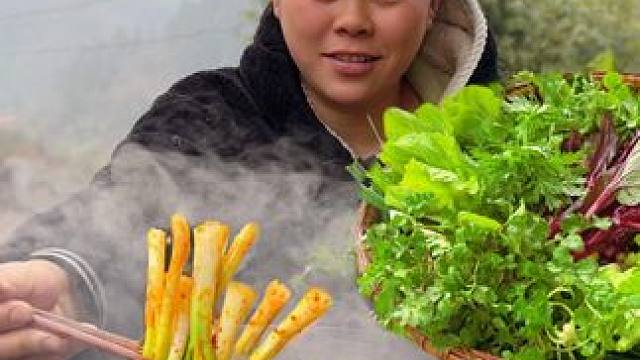 摘了很多蔬菜，做个美味的豆豉火锅吃过瘾 #美食 #火锅 #农村生活
