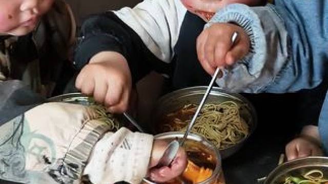 今天老大和他爸去做客去了，给三个孩子煮了面条。 #内容启发搜索