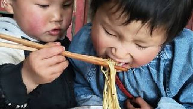 大双给姐姐喂面条，今天很和谐。 #内容启发搜索