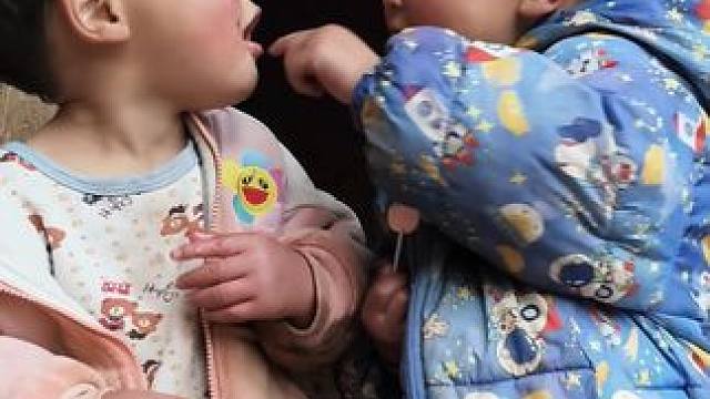 大双还想去小双嘴里拿糖，结果小双动作太快了。 #内容启发搜索