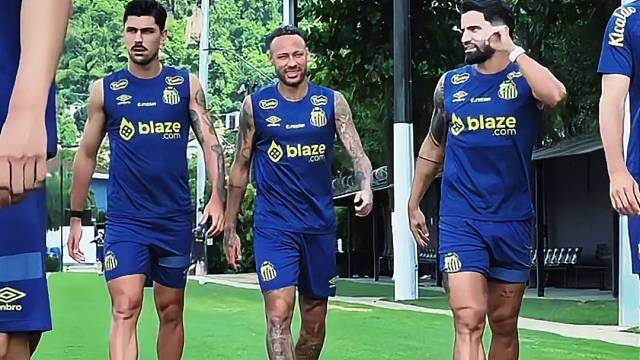 内马尔带领队友一起训练，有说有笑很开心