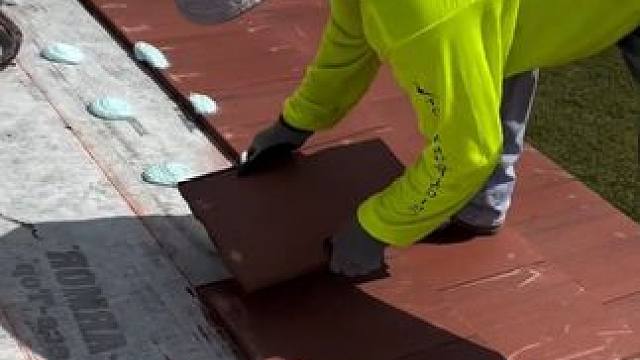 佛罗里达的美式木屋，墨西哥工人盖瓦工作。#佛罗里达州不养闲人 #施工工艺 #盖瓦 #工艺 #匠心制作