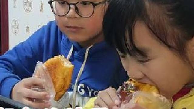 下雨影响不了快乐的心情 吃到了爱吃的面包 红烧肉 #记录真实生活 #我的生活日记 #小学生#初中