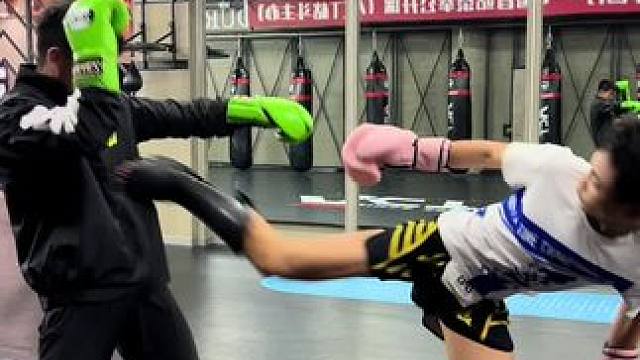 打教练了 打教练了
这教练真难缠 必须得揍他！
#职业拳手 #泰拳 #职业拳击训练基地 #拳击与格斗