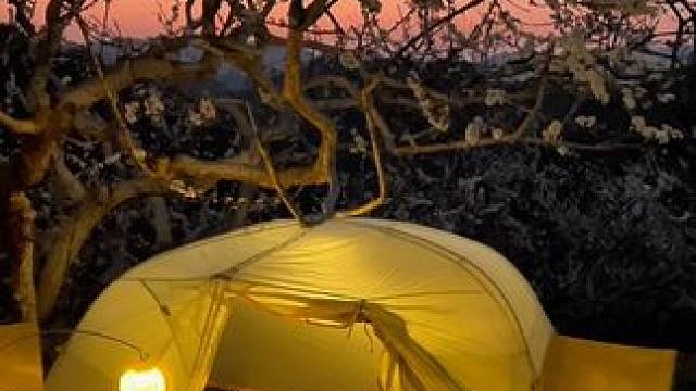 “户外撒野，春暖花开，浪漫的晚霞与自然相生”#远离城市的喧嚣 #露营⛺ #享受安静和独处 #一个人沉