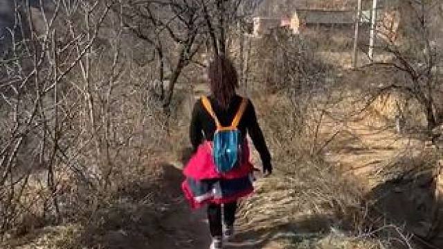 真的好向往这样的田园生活！待我了无牵挂，从此归隐山村。茅屋小院为家，远离市井繁华。春时田野看花，夏季