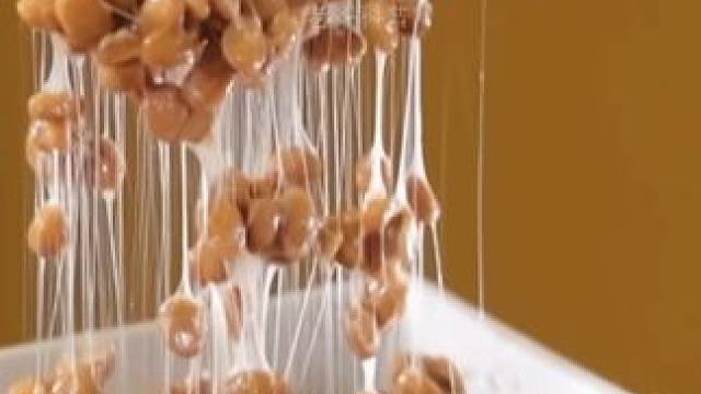 男子只是将筷子捅进薄膜旋转几圈，出来就创造出了一道美食！#纳豆 #妈呀太香了 #好吃到停不下来 #纳