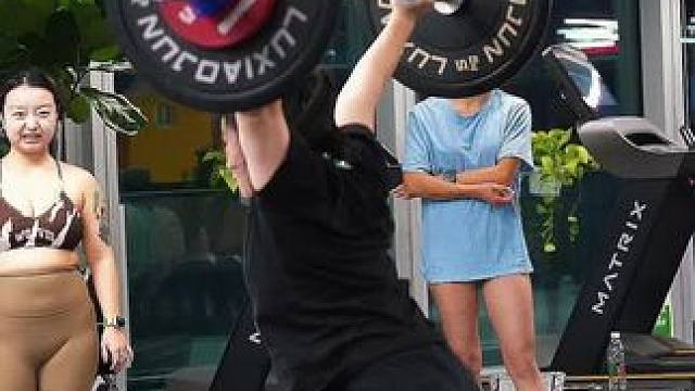 膝下高抓，教练示范！最重要的是不要着急发力和贴身！#举重 #爆发力#运动表现