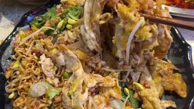 乌鲁木齐吃夜宵的地儿 他这个鱼来自雅安，做法也是！老板也是！哈哈！真的非常好吃！一口惊艳#谁懂这一口