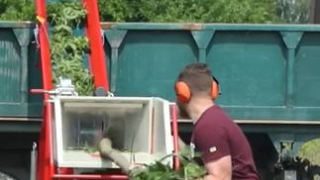 木材切段机加工设备。 #木材加工 #伐木 #园林工具 #高性能实用工具 #带你玩木头