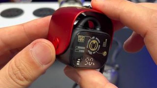 这个设计就像电影道具一样，小巧精致的漫威联名版耳机，手机，平板，笔记本电脑，都能连接使用，听歌追剧打