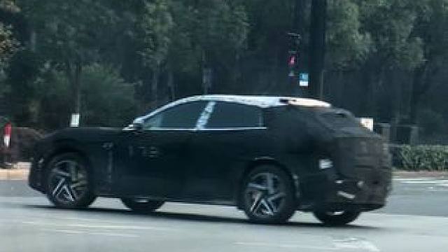 小米yu7虽然裹着很严实，但它的颜值真的让我心动#小米yu7 #路人视角 #小米yu7外观 #雷军展