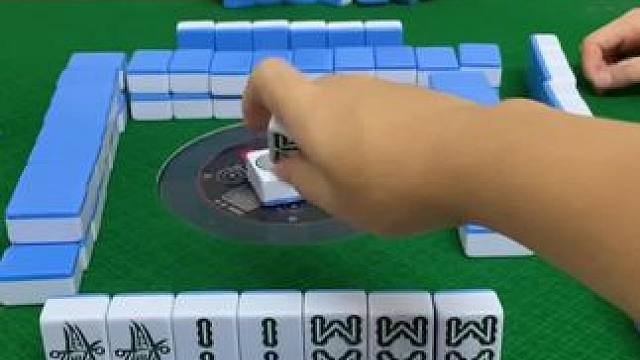 #瓜子二手车 #这样胡牌气势大点 #打麻将怕输送你碰牌四诀窍 #不管牌咋样气势不能输 #是时候展现真