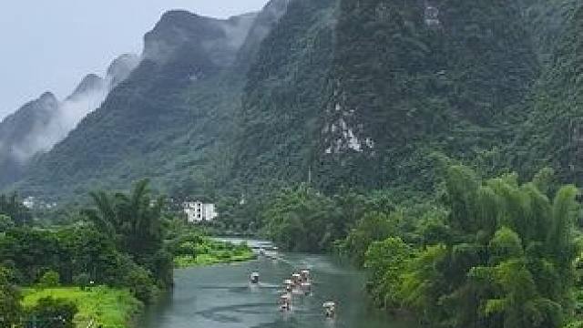 中国有四大美景：夜上海，秋北京，雾重庆，雨桂林。这样的桂林你喜欢吗
#烟雨桂林宛若仙境 #阳朔遇龙河