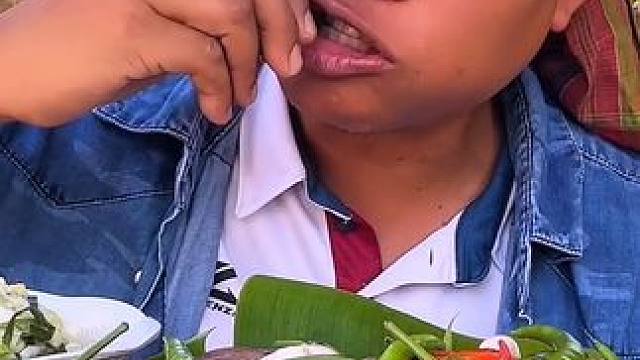 小辣椒️炭烤泰式酸肉肠 #户外美食 #泰国美食 #美食 #内容启发搜索