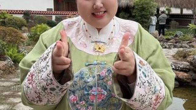 周日，kiss kiss 跳个舞～#kisskiss手势舞 #甜甜的手势舞 #国风古韵 #福州三把刀