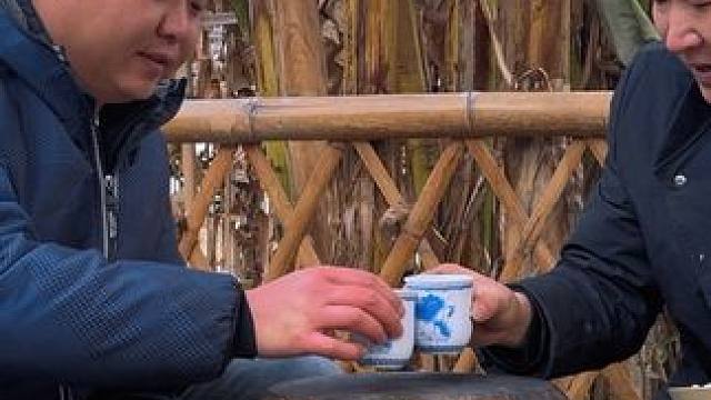 仅存的一些腊肥肠，跟五花肉一起炖一锅，烫白菜吃真是下饭！ #农村美食 #大山里的味道 #记录真实生活