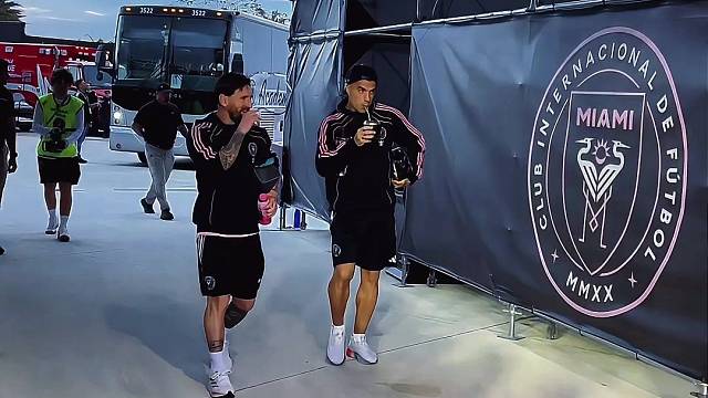 真是哥俩好，梅西苏亚雷斯真是形影不离