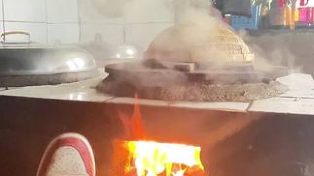 爸爸做饭，妈妈弄菜，
我烧火，火苗越烧越旺，舔红了锅底，映红了我的脸庞，让我觉得很安心，幸福，这就是