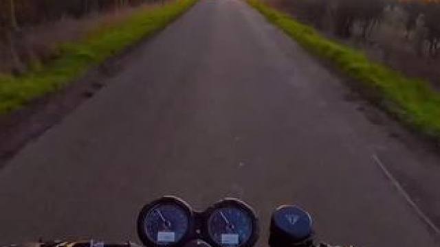 落日骑行！动听的排气声浪！ 
#复古机车 #骑行 #排气声浪 #凯旋攀爬 #每个男人都有一个机车梦