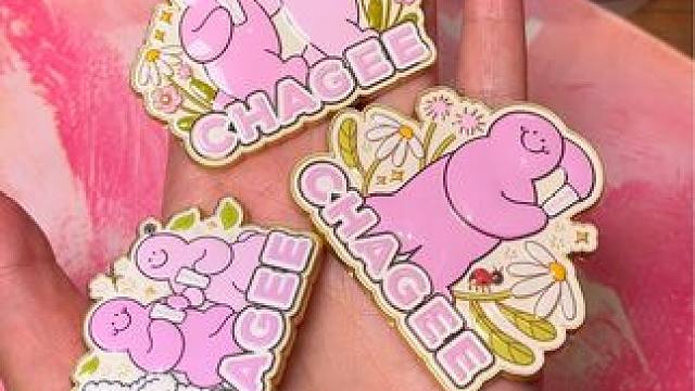 霸王茶姬又换新皮肤了，啊啊啊～真的太好看啦，先囤不亏还要送新周边粉啵啵冰箱贴#好朋友粉在一起#霸王茶