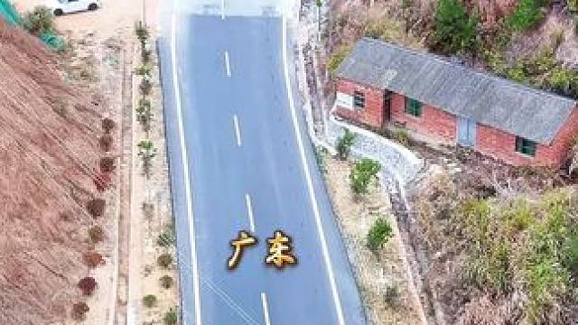 广东-江西两省交界公路对比，柏油路与水泥路，对此你怎么看？#旅行推荐官 #实地拍摄 #网红公路 #自