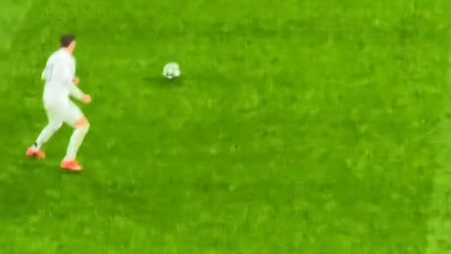 进球后跑的那几步，摆臂 太像那个男人了…