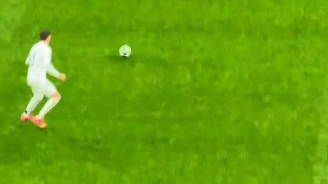 进球后跑的那几步，摆臂 太像那个男人了…