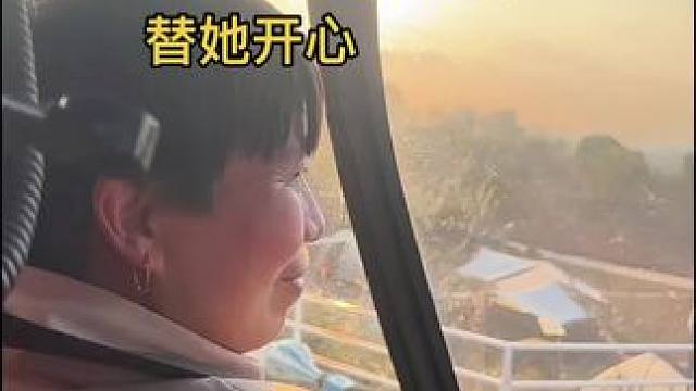 家人们，今天被一对母子暖到了！这位儿子偶然发现义乌有直升机体验项目，想到妈妈这辈子都还没坐过飞机，二
