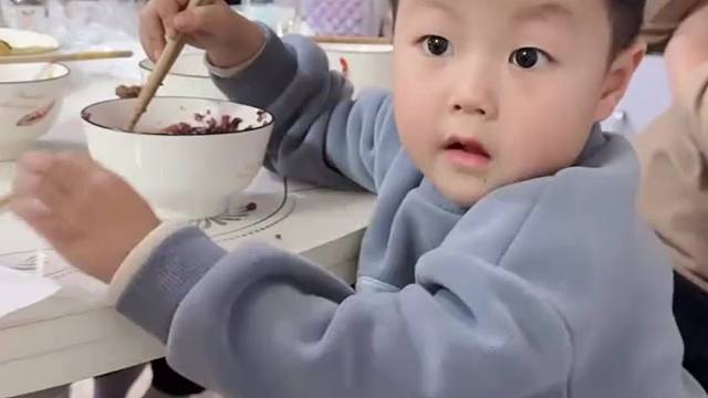 姑姑玩笑称孩子妈妈不是一家人，小孩哥反应是迅速 保护了妈妈还反击了姑姑