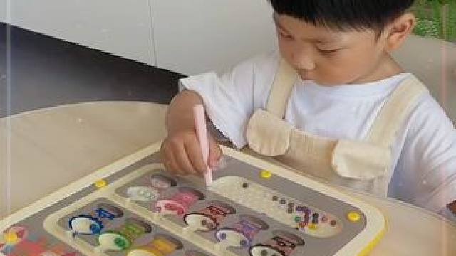 这个怎么摇晃也撒落的玩具，太懂妈妈了，给宝宝玩很放心，还能锻炼宝宝的于眼协调和专注力，还有颜色分类，