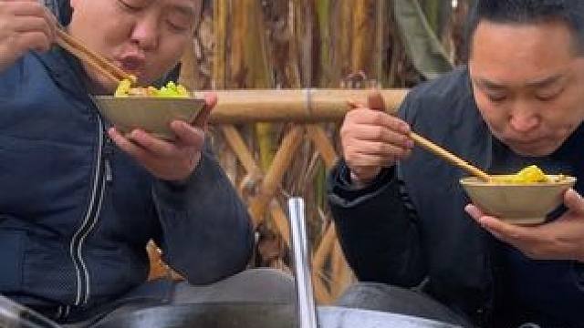 野菜煎鸡蛋饼，加莴笋一炖，这香味才有春天的感觉！ #来一口春天的野菜 #美好乡村春耕季 #大山里的味