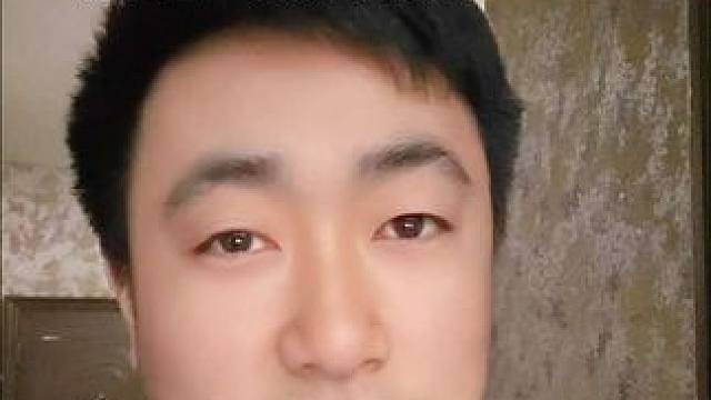 半夜3点有人摸我，打开手电筒又没人……