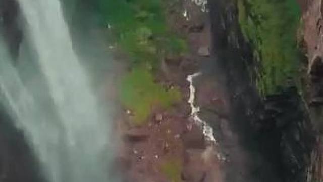 让瀑布之鸣治愈躁寂的你 大自然那一角瀑鸣，是否能治愈城市的躁寂？或者，可以去一次#治愈系风景 #瀑布