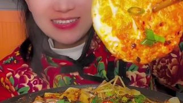 #宽面条 #煎蛋 #香迷糊了 #灵魂宵夜