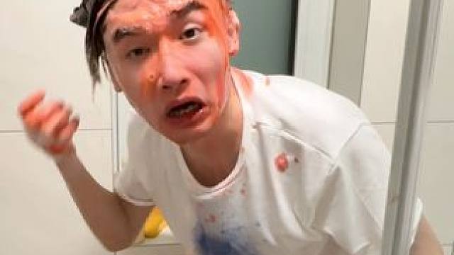 用食用色素逗逗男友，趁他洗头假装他头破了，最后给他吓得腿软。