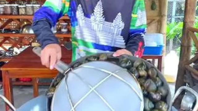 东南亚小哥哥做菜 #把家乡的味道分享给大家 #粗茶淡饭吃起香农村生活 #简单的食材往往只需要简单的烹