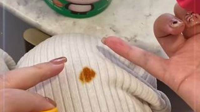 只要穿白衣服必崩油的集美们，咱们有救了！#去渍笔 #油渍 #女生必备 #好物推荐 #每一种生活都值得