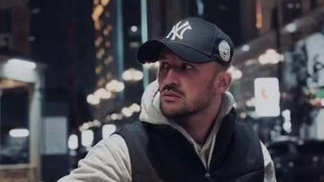 夜间亭子里自拍与照片调色技巧 #内容启发搜索 #创作者伙伴计划 #手机拍摄小技巧 #拍出电影感 #手