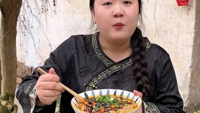 朋友们吃了没得，没吃吃碗重庆小面再走！