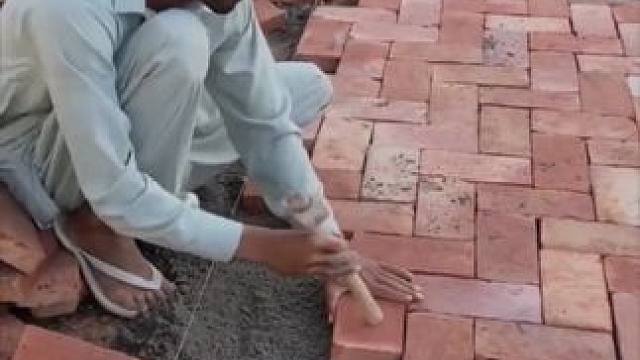 红砖地面通铺。 #结实耐用 #红砖地面 #制作过程 #红砖工艺 #院子地铺砖