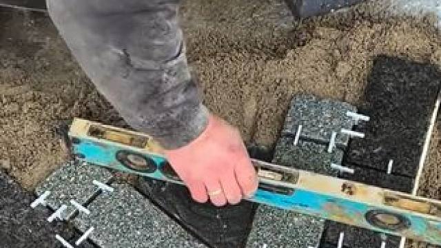 庭院地砖铺贴施工。 #施工工艺 #解压视频 #结实耐用 #能工巧匠 #匠心制作