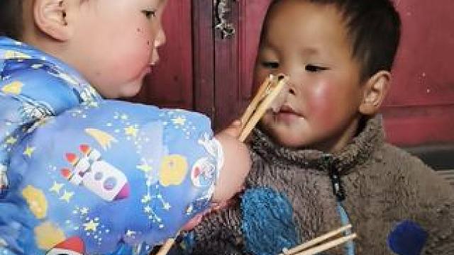 大双使筷子使得挺好，小双不会使。 #内容启发搜索