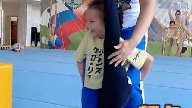 拉伸一字马：小妹的表情逐渐凝固要哭 #软开度训练 #劈叉劈不下去 #女孩子要么美一点要么努力一点