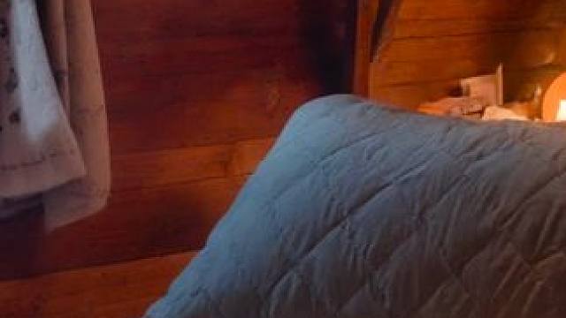 当暴雨倾盆，雨点打在玻璃上，在这个舒适小屋里休息和睡眠吧 #白噪音 #雨声助眠 #助眠视频 #助眠解